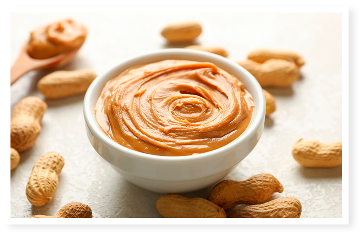 Pâte de cacahuète en bol, idéal pour le petit déjeuner.